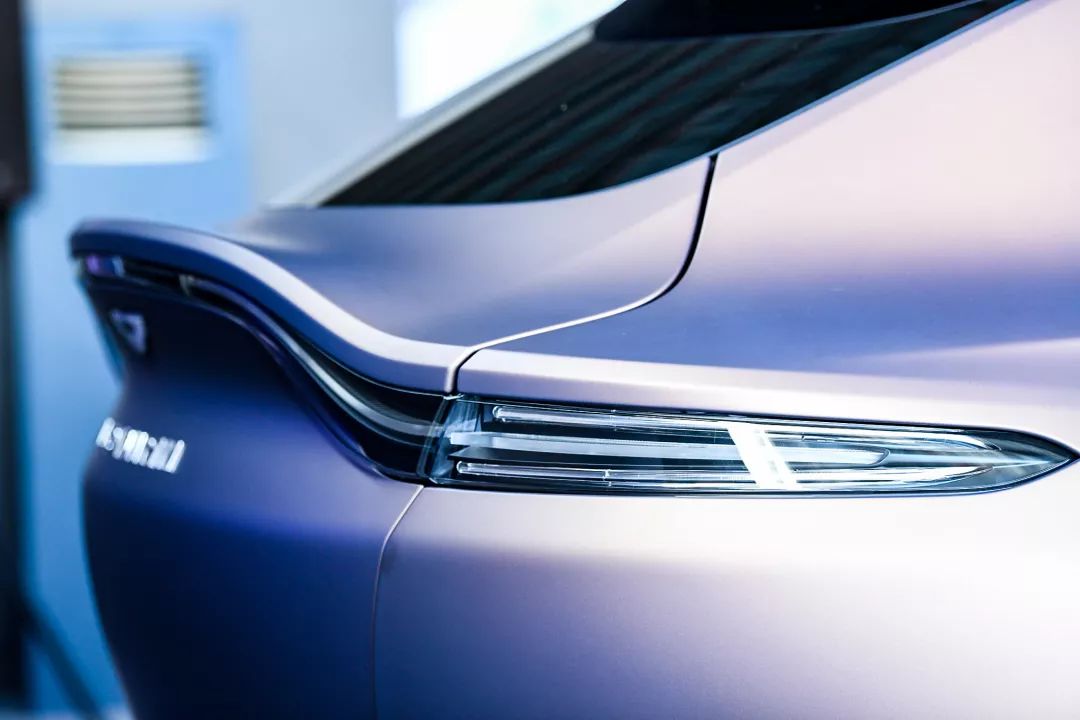 威廉姆斯逆转阿斯顿马丁，拉塞尔惊艳四座