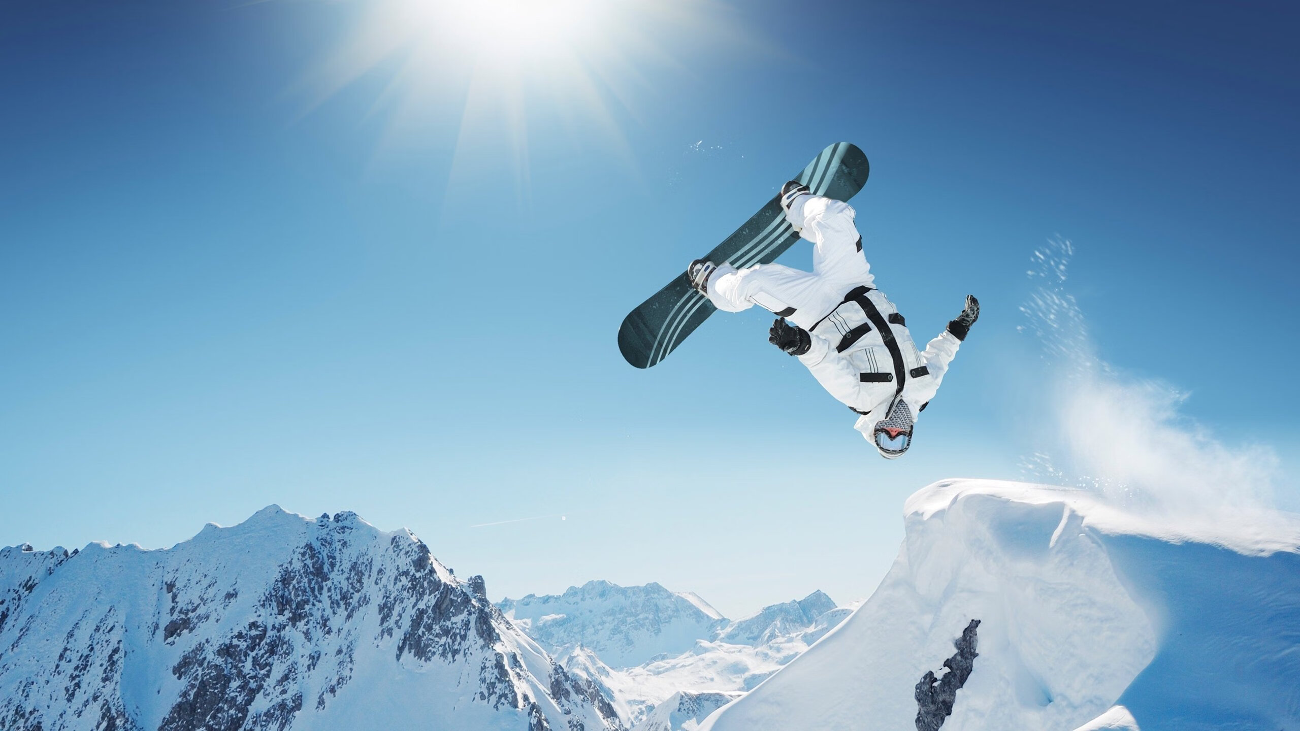 国王拿下勇士，欧文在F1新赛季揭幕战接管比赛，当跨界叙事成为新常态